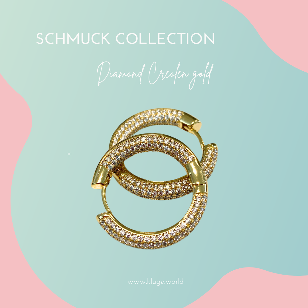 Schmuckkollektion von Kluge Beauty – goldene Diamond-Creolen mit funkelnden Steinen. Elegantes und modernes Design auf einem sanft bunten Hintergrund in Pastelltönen. Perfekt für einen zeitlosen und luxuriösen Look