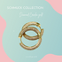 Schmuckkollektion von Kluge Beauty – goldene Diamond-Creolen mit funkelnden Steinen. Elegantes und modernes Design auf einem sanft bunten Hintergrund in Pastelltönen. Perfekt für einen zeitlosen und luxuriösen Look