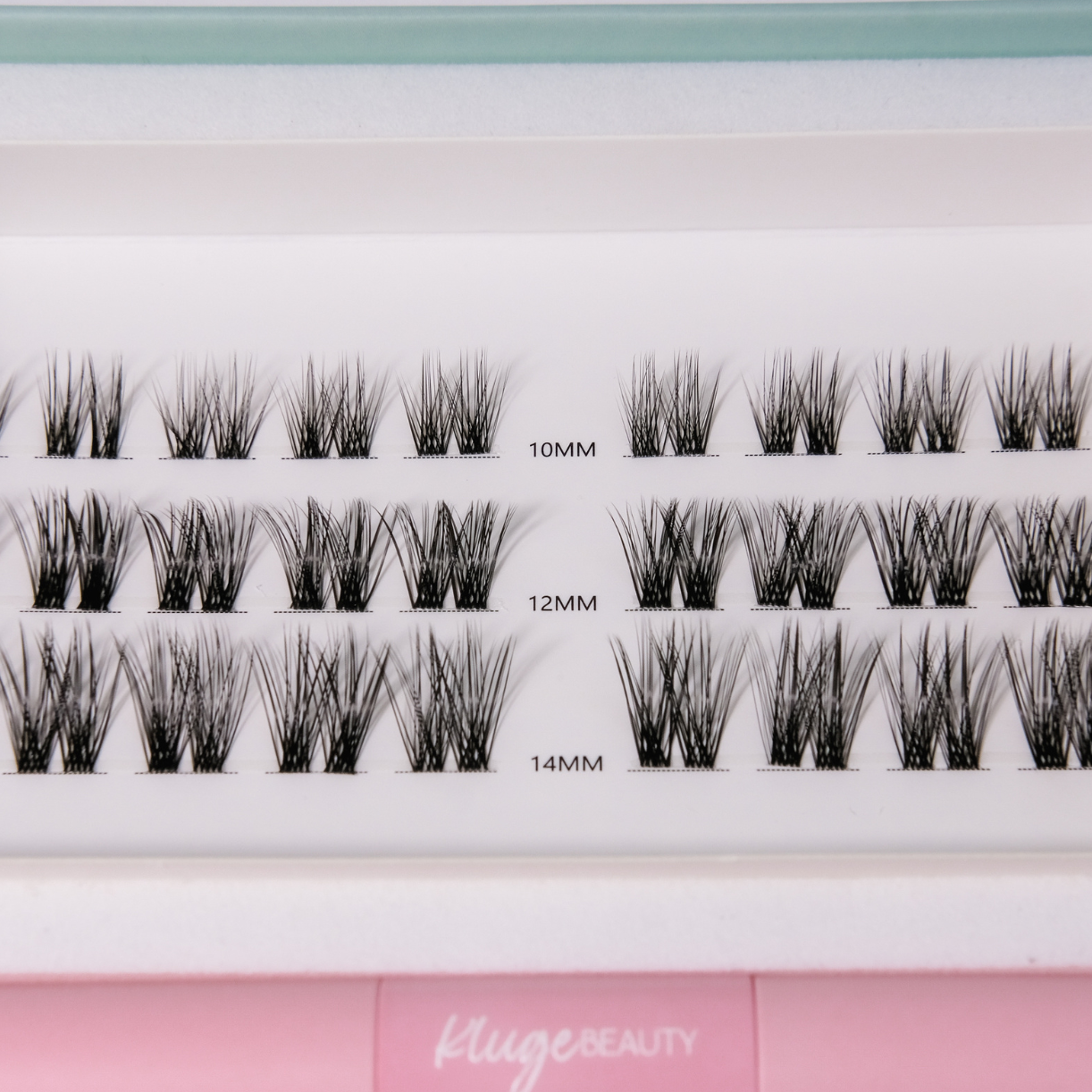 Detailansicht eines Lash-Sets mit unterschiedlichen Längen (10mm, 12mm, 14mm), präsentiert in einer eleganten weißen Box, ideal für individuelle Wimpern-Looks.