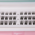 Detailansicht eines Lash-Sets mit unterschiedlichen Längen (10mm, 12mm, 14mm), präsentiert in einer eleganten weißen Box, ideal für individuelle Wimpern-Looks.