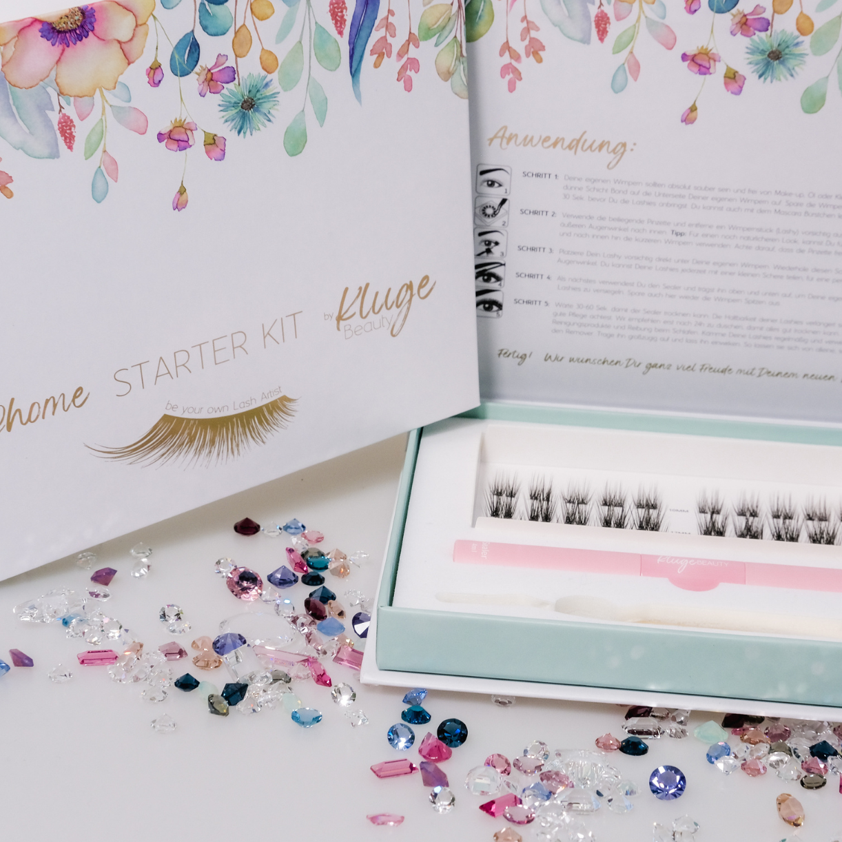 Komplettes Starter-Set für Wimpern-Applikationen, inklusive Anleitung, Wimpern in verschiedenen Längen und funkelnden Dekoelementen.