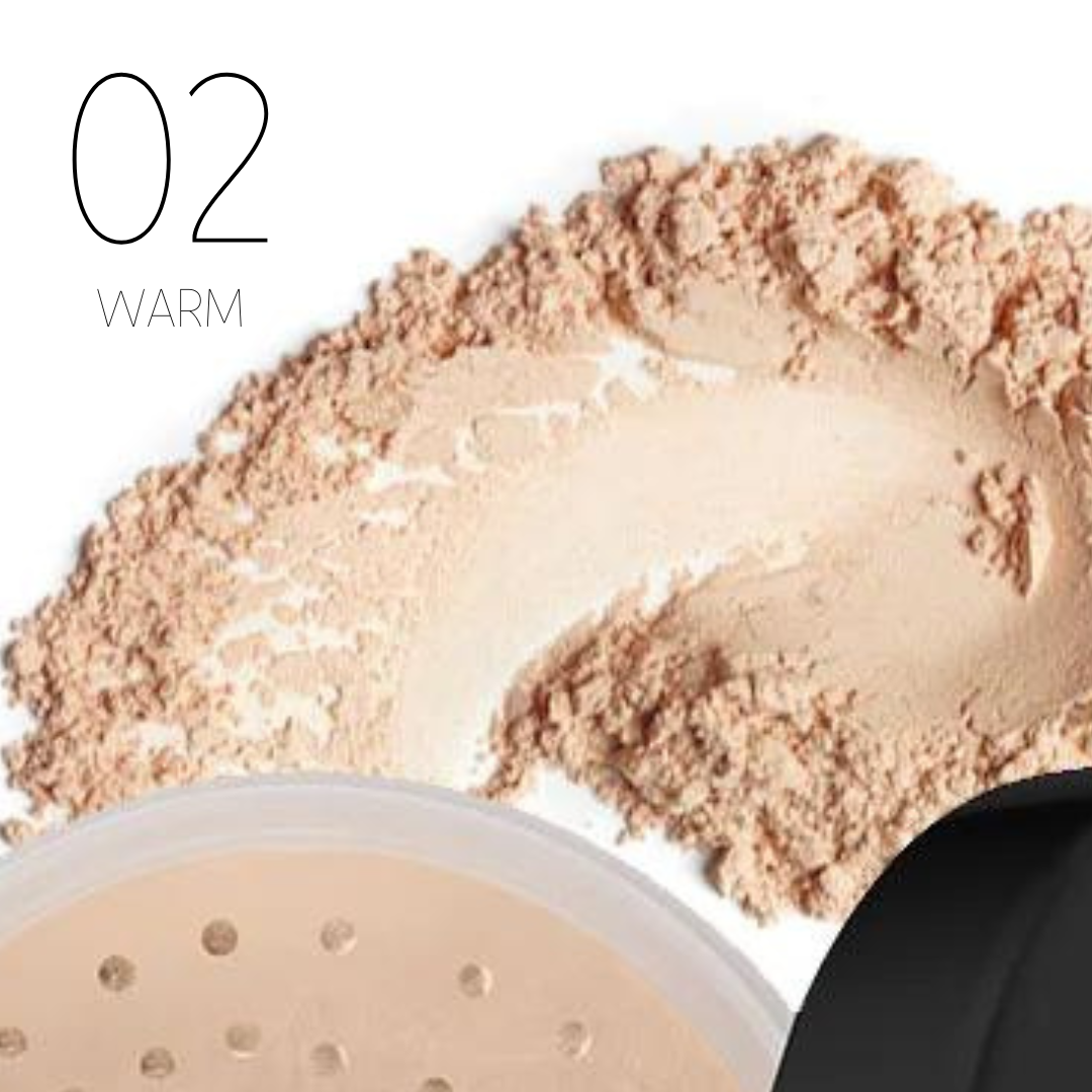 Warmer losen Puder in der Farbe 02 Warm von Kluge Beauty. Gezeigt wird die geöffnete Puderdose mit verstreutem Puder im Hintergrund, ideal für einen warmen Hautunterton.