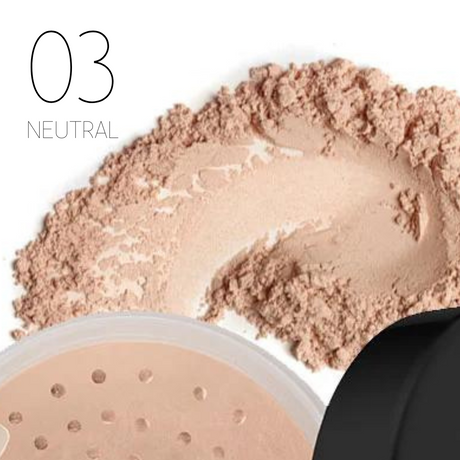 Neutraler losen Puder in der Farbe 03 Neutral von Kluge Beauty. Gezeigt wird die geöffnete Puderdose mit feinem Puder verstreut im Hintergrund, passend für mittlere Hauttypen mit neutralem Unterton.
