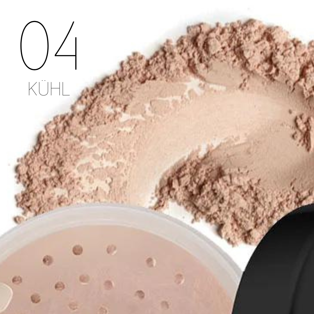 Kühler losen Puder in der Farbe 04 Kühl von Kluge Beauty. Dargestellt ist die offene Puderdose mit feinem Puder verstreut im Hintergrund, ideal für Hauttypen mit kühlen Untertönen.