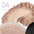 Kühler losen Puder in der Farbe 04 Kühl von Kluge Beauty. Dargestellt ist die offene Puderdose mit feinem Puder verstreut im Hintergrund, ideal für Hauttypen mit kühlen Untertönen.