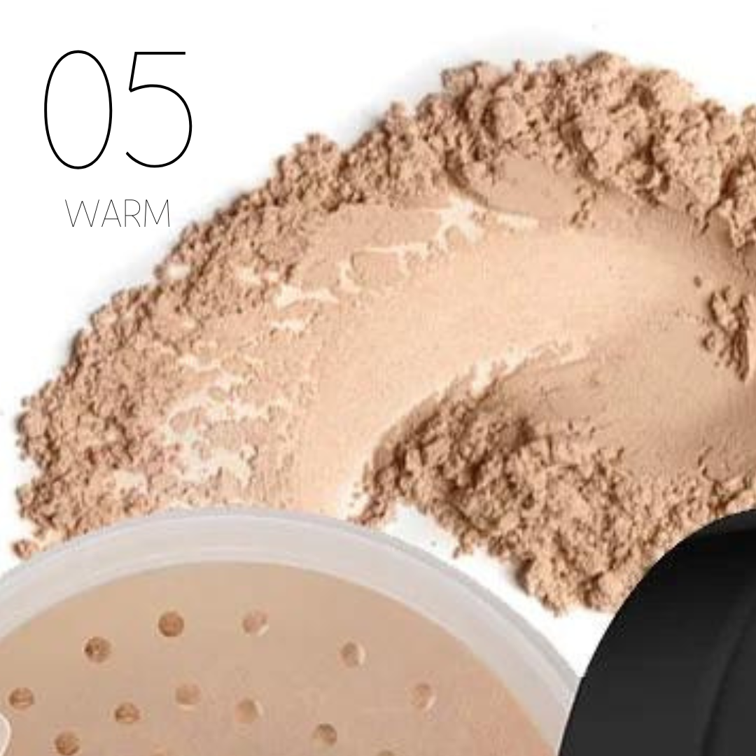 Warmer losen Puder in der Farbe 05 Warm von Kluge Beauty. Die geöffnete Puderdose ist abgebildet mit feinem Puder verstreut im Hintergrund, perfekt für mittlere Hauttypen mit warmem Unterton.