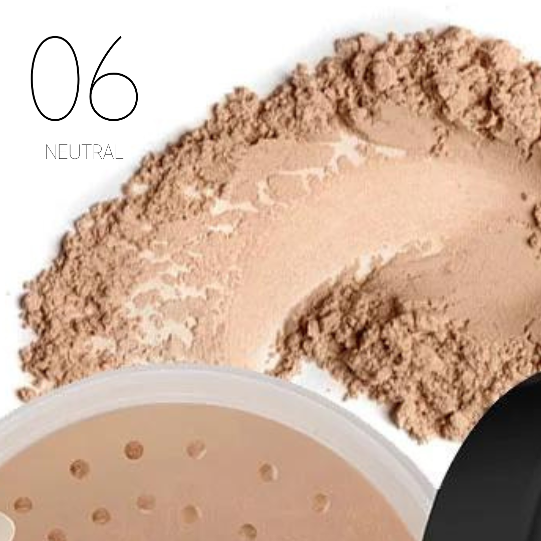 Neutraler losen Puder in der Farbe 06 Neutral von Kluge Beauty. Abgebildet ist eine offene Puderdose mit verstreutem Puder im Hintergrund, geeignet für dunklere Hauttypen mit neutralem Unterton.
