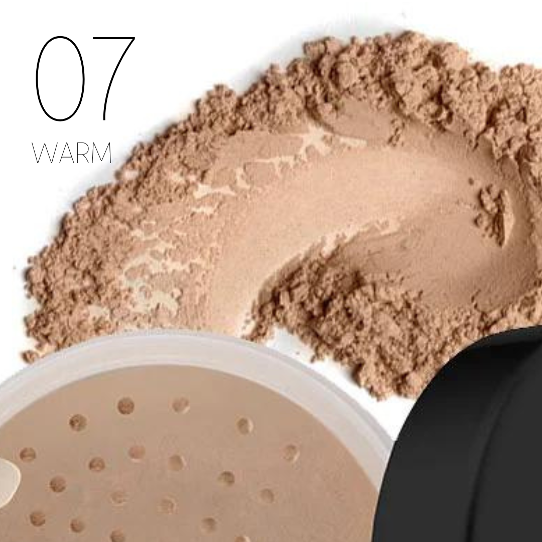 Warmer losen Puder in der Farbe 07 Warm von Kluge Beauty. Zu sehen ist die geöffnete Puderdose mit verstreutem Puder im Hintergrund, perfekt für dunklere Hauttypen mit warmem Unterton.