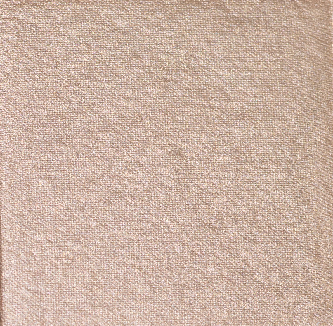 Highlighter-Puder in einem warmen, leicht bronzefarbenen Ton, ebenfalls mit einer feinen, schimmernden Struktur.