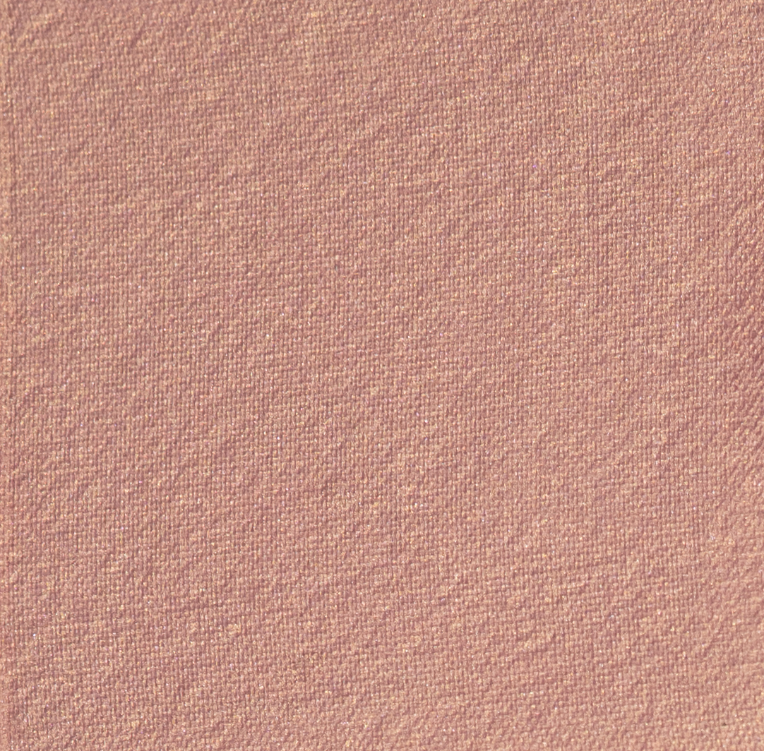 Ein Highlighter in einem dunkleren, kühlen Bronze Rose -Ton mit samtiger Textur.