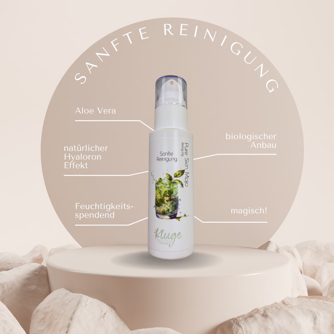 Flasche der 'Sanfte Reinigung' Pure Skin Magic von Kluge Beauty auf einem beigen Podest. Beschriftungen heben die Eigenschaften hervor: Aloe Vera, natürlicher Hyaluron-Effekt, feuchtigkeitsspendend, biologischer Anbau und ein 'magischer' Effekt.