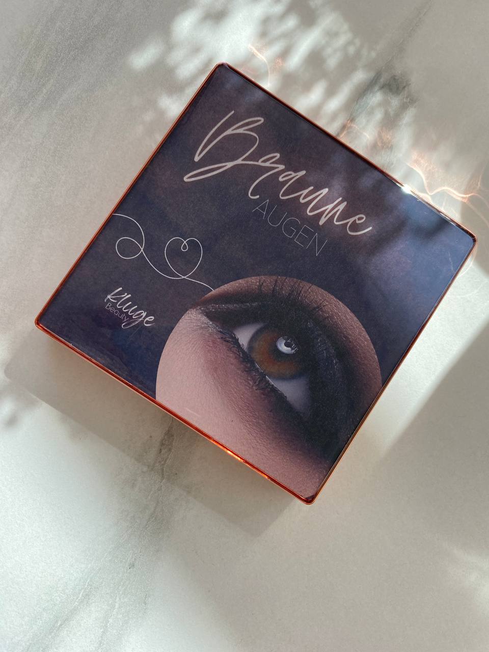 Lidschattenpalette für braune Augen von Kluge Beauty in eleganter Verpackung mit warmen und neutralen Farben.