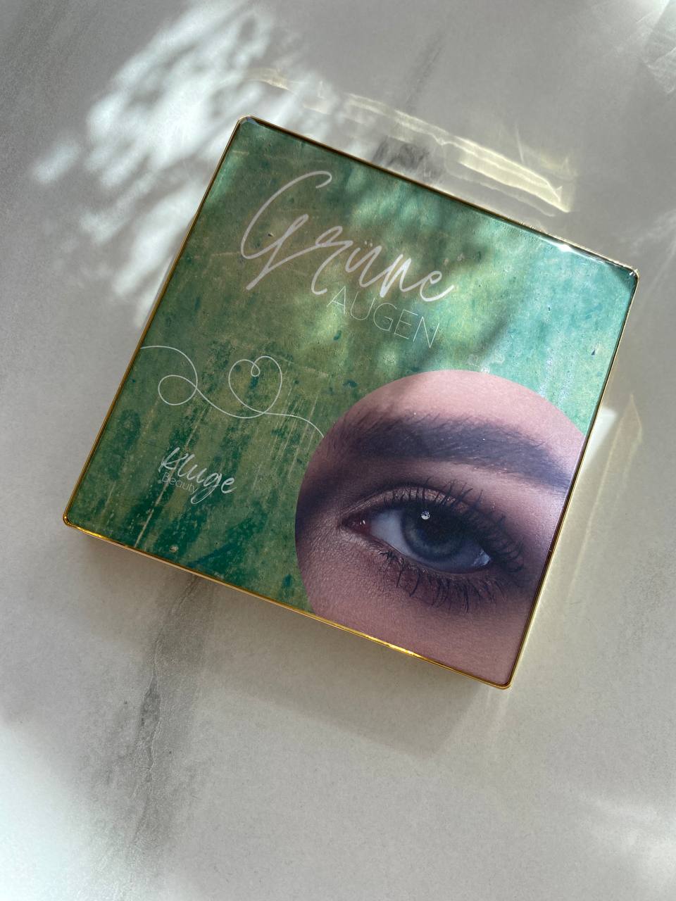 Lidschattenpalette für grüne Augen von Kluge Beauty mit erdigen und grünen Farbtönen, perfekt abgestimmt.