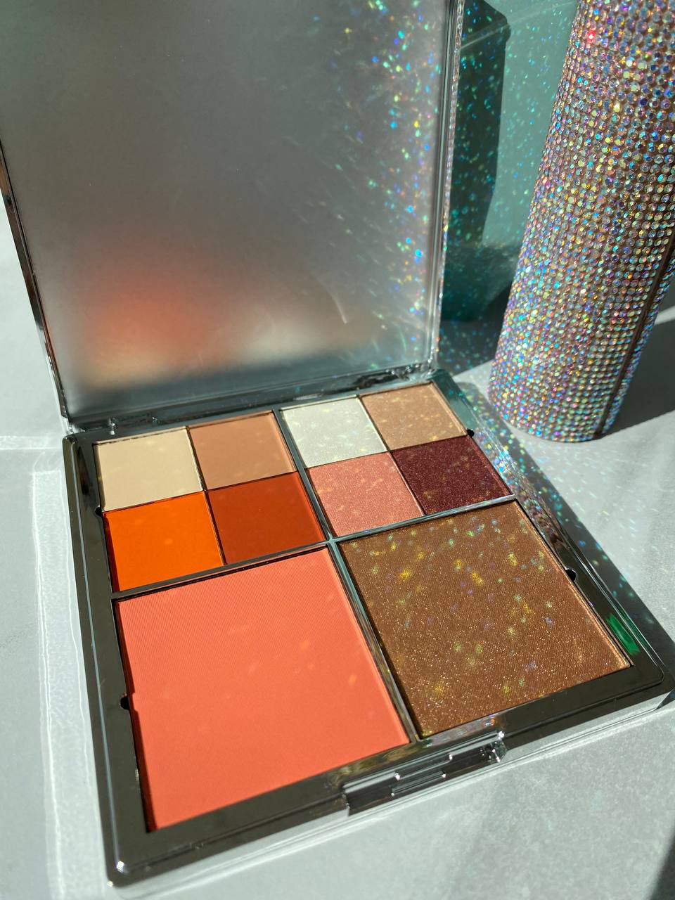 Offene Lidschattenpalette von Kluge Beauty mit warmen Orange- und Rottönen, perfekt für einen natürlichen Look.