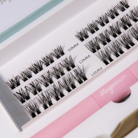 Detailansicht eines Lash-Sets mit unterschiedlichen Längen (10mm, 12mm, 14mm), präsentiert in einer eleganten weißen Box, ideal für individuelle Wimpern-Looks.