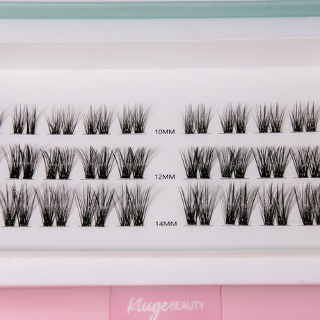 Detailansicht eines Lash-Sets mit unterschiedlichen Längen (10mm, 12mm, 14mm), präsentiert in einer eleganten weißen Box, ideal für individuelle Wimpern-Looks.
