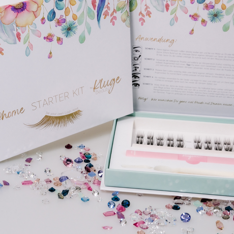 Komplettes Starter-Set für Wimpern-Applikationen, inklusive Anleitung, Wimpern in verschiedenen Längen und funkelnden Dekoelementen.