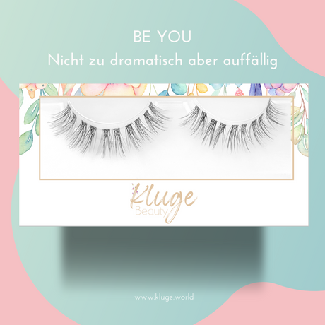 Produktfoto der "Be You" Wimpernbox, betont durch einen natürlichen Look, stilvoll dargestellt auf einem farbenfrohen, verspielten Hintergrund.